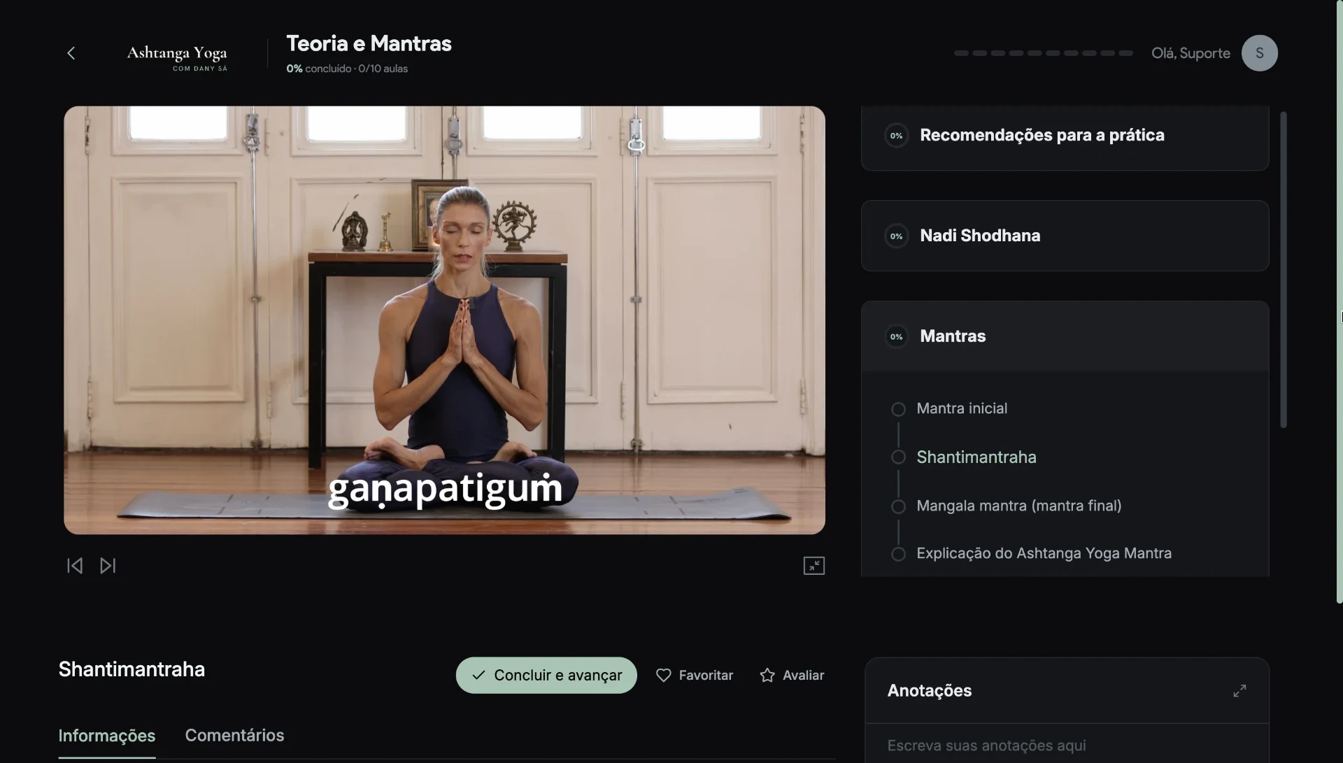 Aula de teoria e mantras com Dany Sá sentada e a lista de mantras à direita